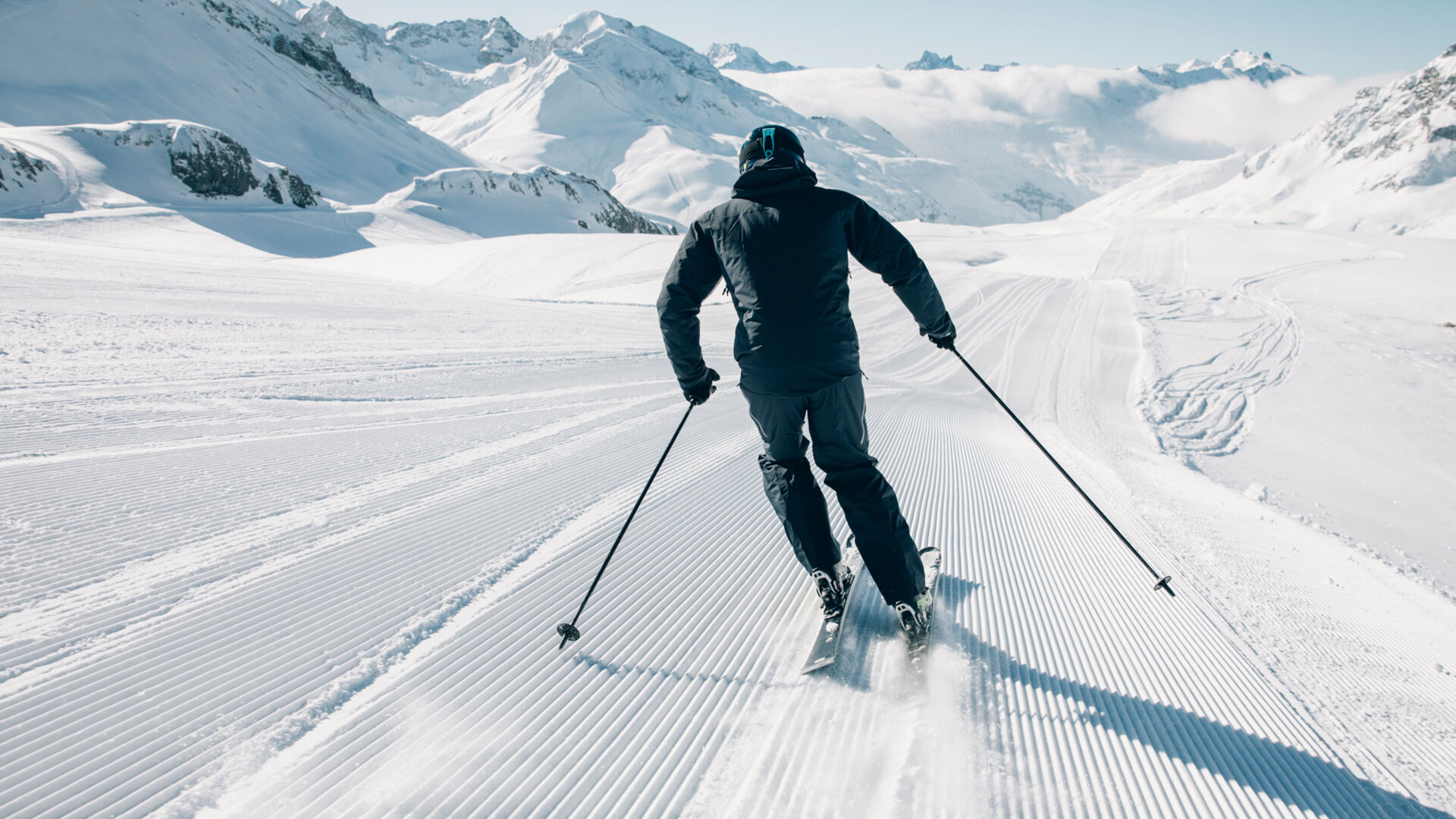 Skiers on the White Ring circuit above Lech in January