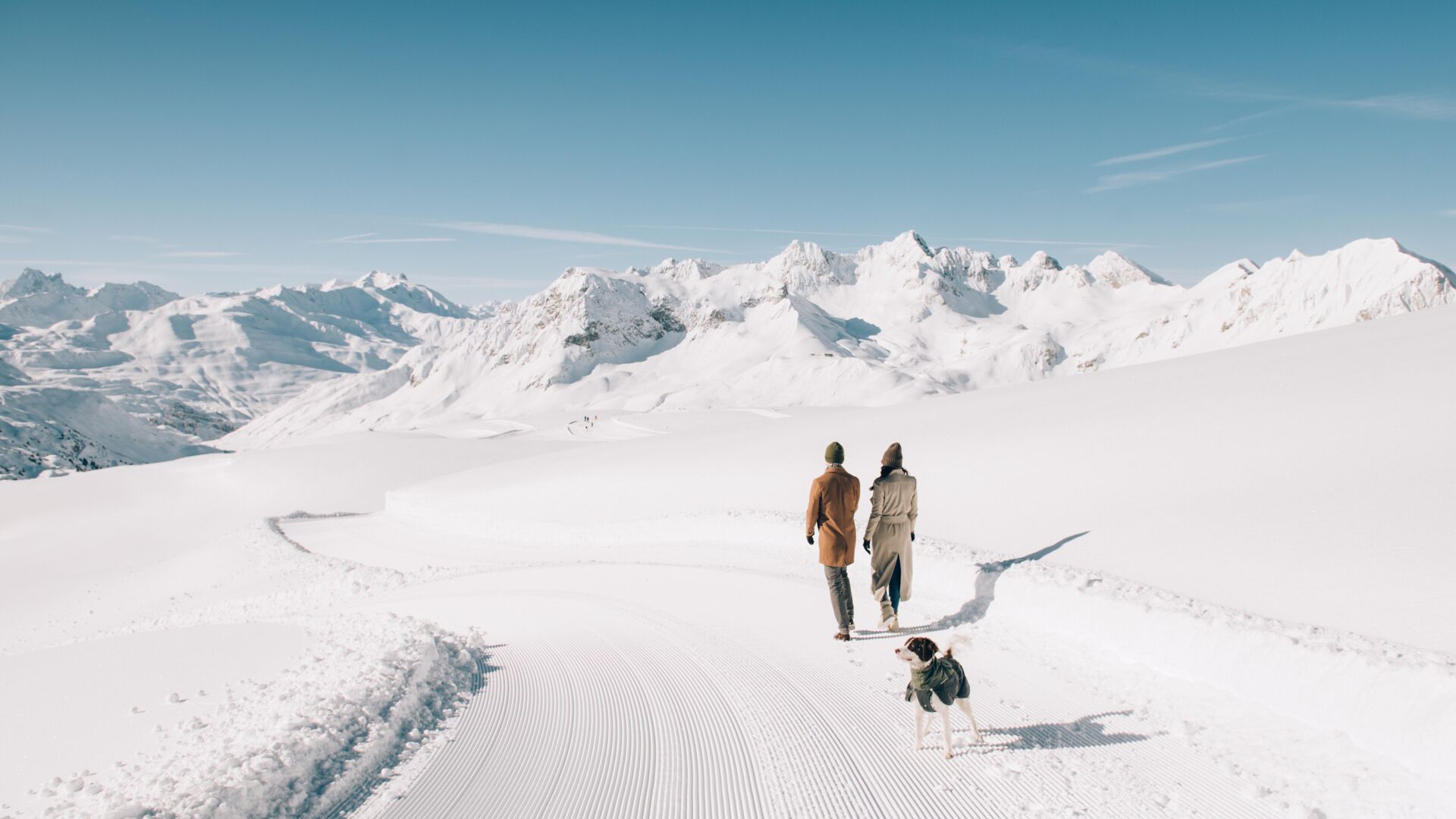 A groomed winter walking trail above Zürs